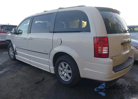 2010 Chrysler Town & Country Touring z USA, uszkodzony, nr VIN 2A4RR5DX8AR501155